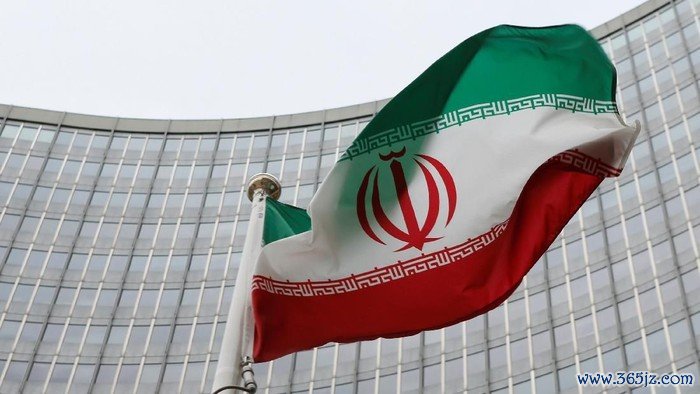 FILE PHOTO: An Iranian flag flutters in front of the International Atomic Energy Agency (IAEA) headquarters in Vienna, Austria, January 15, 2016. REUTERS/Leonhard Foeger/File Photo