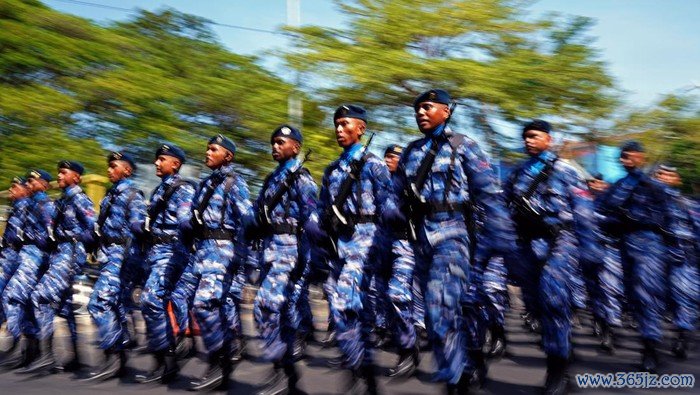 Sejumlah prajurit TNI AU menggelar parade defile pasukan saat perayaan Hari Ulang Tahun ke-79 TNI di Lapangan Karebosi, Makassar, Sulawesi Selatan, Sabtu (5/10/2024). Peringatan HUT ke-79 TNI yang bertema TNI Modern Bersama Rakyat Siap Mengawal Suksesi Kepemimpinan Nasional Untuk Indonesia Maju yang merefleksikan cita-cita, semangat, dan tujuan TNI sebagai prajurit profesional, responsif, integratif, modern, dan adaptif dalam menjaga serta mengawal kelangsungan hidup bangsa dan negara. ANTARA FOTO/Hasrul Said/nz