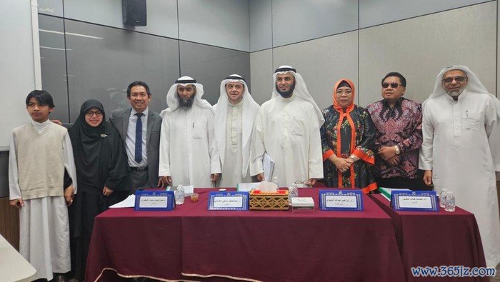 Fina Ishmatul Maula setelah sidang doktoral bersama dubes Indonesia untuk Kuwait,Dra Lena Maryana