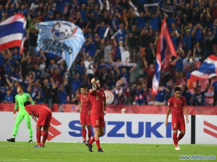 Sejumlah pesepak bola Indonesia meluapkan kekecewaan setelah gawang Indonesia dibobol Thailand dalam laga lanjutan Piala AFF 2018 di Stadion Nasional Rajamangala, Bangkok, Thailand, Sabtu (17/11/2018). Indonesia dikalahkan tuan rumah Thailand dengan skor 4-2. ANTARA FOTO/Akbar Nugroho Gumay/kye.