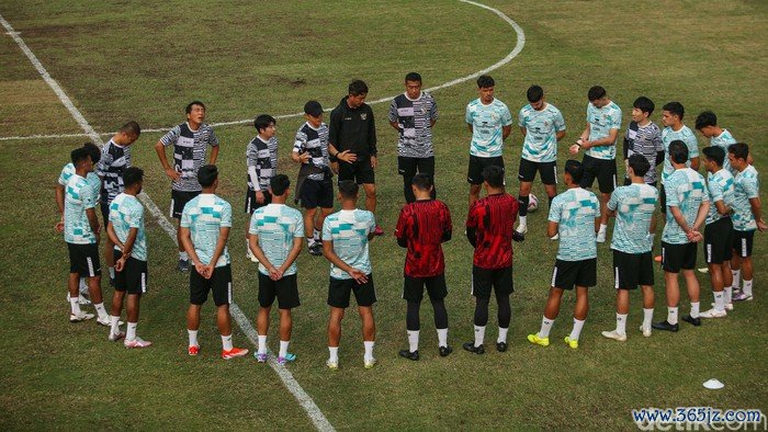 Timnas Indonesia melakukan latihan jelang laga persahabatan melawan Tanzania. Pada latihan kali ini Shin Tae Yong langsung menggeber fisik para pemain.