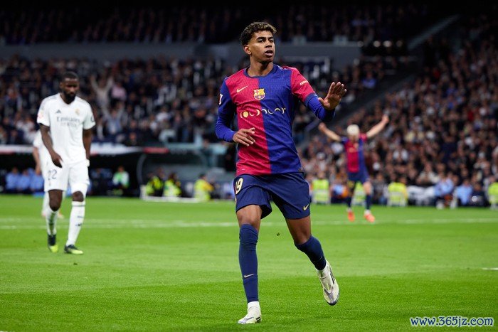 MADRID, SPAIN - OCTOBER 26: Lamine Yamal of FC Barcelona celebrates after scoring their sides third goal during the LaLiga match between Real Madrid CF and FC Barcelona at Estadio Santiago Bernabeu on October 26, 2024 in Madrid, Spain. (Photo by Alvaro Medranda/Quality Sport Images/Getty Images)