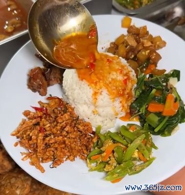 5 Tempat Makan Ini Lokasinya Unik, di Dalam Toko Kaset dan Bangunan